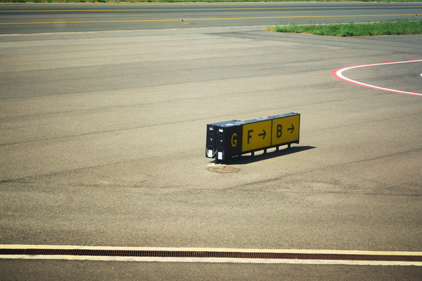 egy repülőtér gurulóút irányba jelek - Fotó, kép