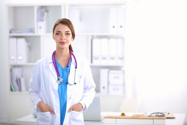 Portret młodej lekarki w białym płaszczu stojącej w szpitalu - Zdjęcie, obraz