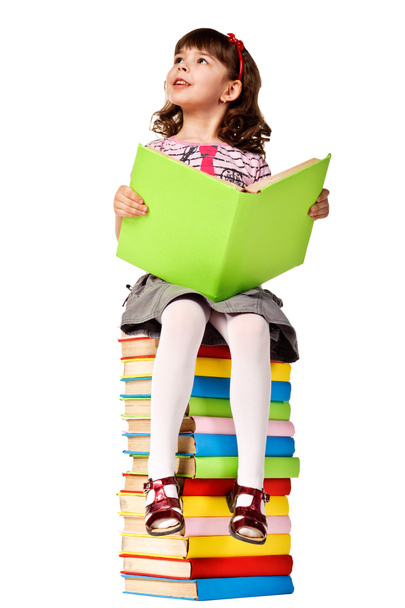 Kleines Mädchen sitzt auf Bücherstapel. - Foto, Bild