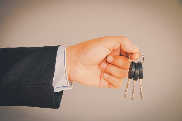 Бизнесмен с ключами в руках
 - Фото, изображение