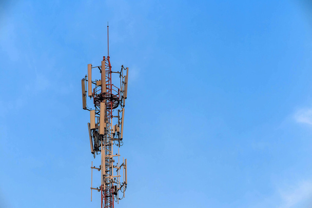 Antena e torre de telecomunicações em fundo céu azul
 - Foto, Imagem