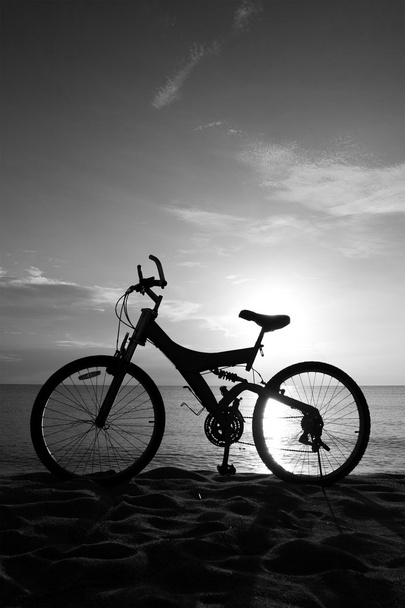 silhouet van een fiets op het strand - Foto, afbeelding