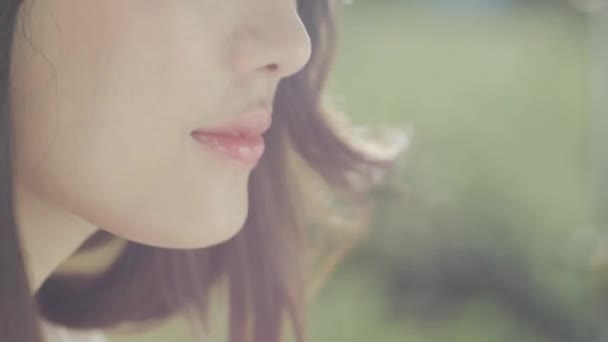Close-up van jonge vrouw genieten van - Video