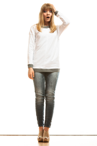 blondi muodikas nainen valkoinen paita
 - Valokuva, kuva