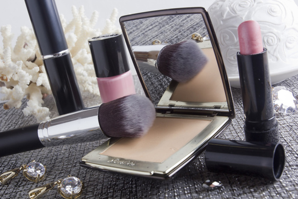 Powder box with mirror and cosmetic brush - Φωτογραφία, εικόνα
