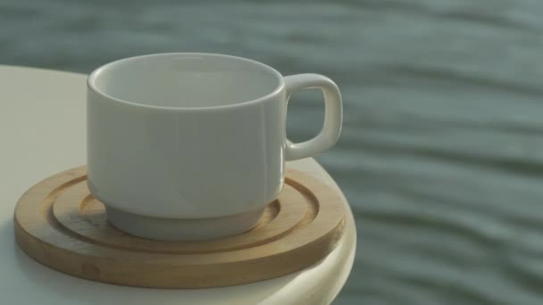 Közelkép a szedés fel egy csésze kávé - Felvétel, videó