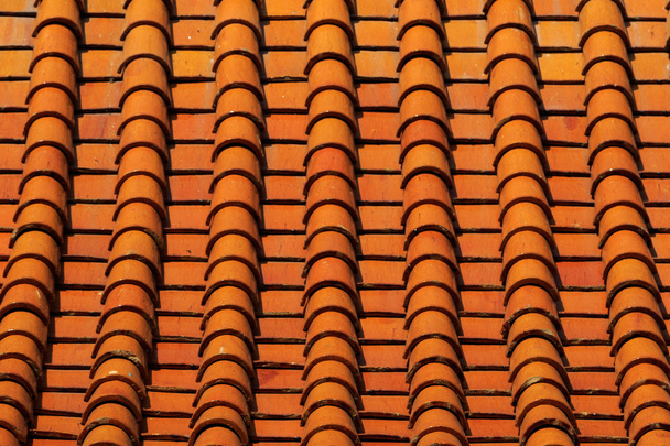 Thai Temple Roof Tile Display in Thai Flag Pattern - Foto, imagen