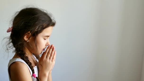 girl teen praying church belief in god - Footage, Video