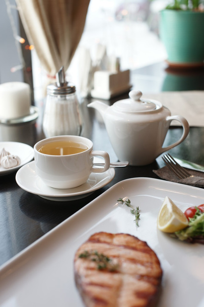 Σολομός στη σχάρα και το τσάι στο τραπέζι - Φωτογραφία, εικόνα