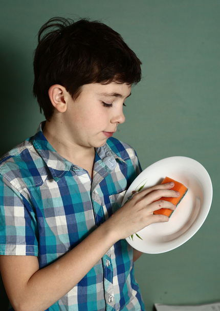 ευτυχής πιάτα πλυσίματος preteen αγόρι κοντινό πορτρέτο - Φωτογραφία, εικόνα