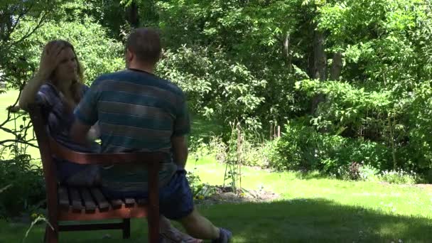 Freund und Freundin streiten sich auf Bank in der Natur. 4k - Filmmaterial, Video