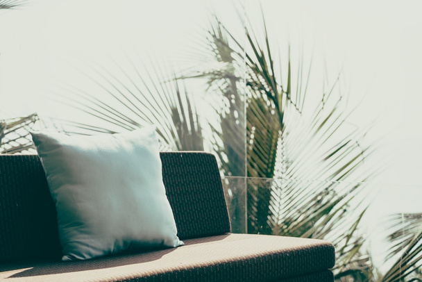 Подушка на украшении дивана
 - Фото, изображение