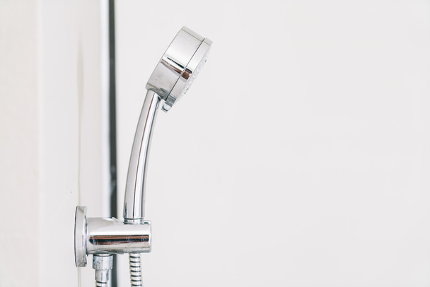Kraan water in badkamer - Foto, afbeelding