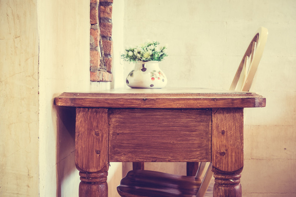 sedia e tavolo in legno - Foto, immagini