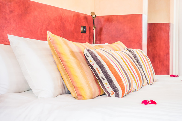 Cuscino su letto in stile marocco
 - Foto, immagini