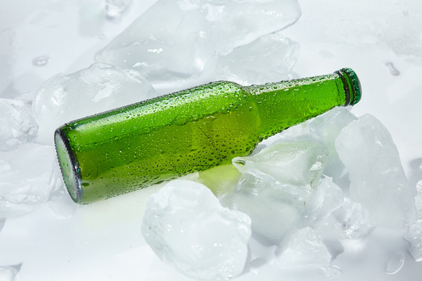 botella de cerveza en hielo
 - Foto, Imagen