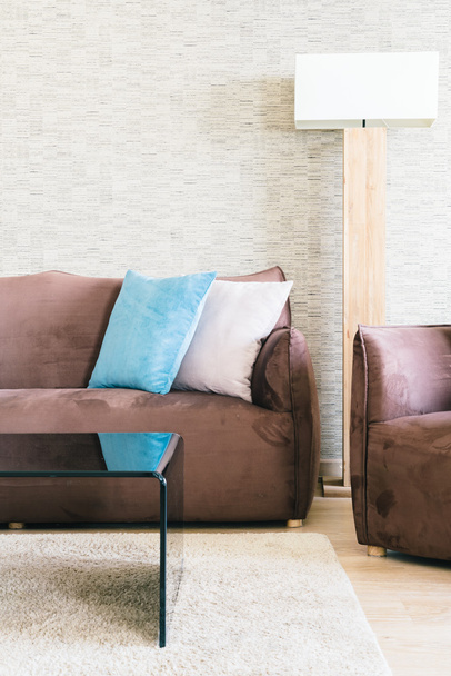 Подушки и диваны в роскошной гостиной
 - Фото, изображение
