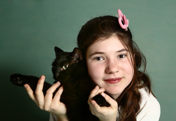  дівчина з чорним котом крупним планом портрет
 - Фото, зображення