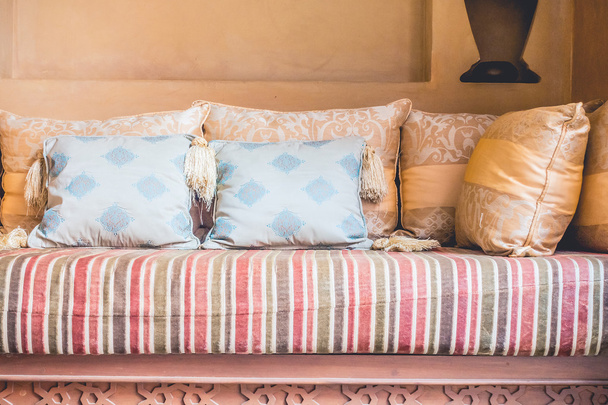 Μαξιλάρια στον καναπέ με στυλ Μαρόκο - Φωτογραφία, εικόνα