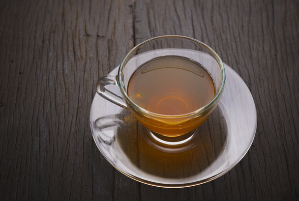 Kubek gorącej herbaty na stare drewniane - Zdjęcie, obraz