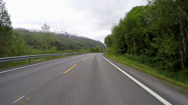 Autó vezetés egy úton Norvégiában - Felvétel, videó