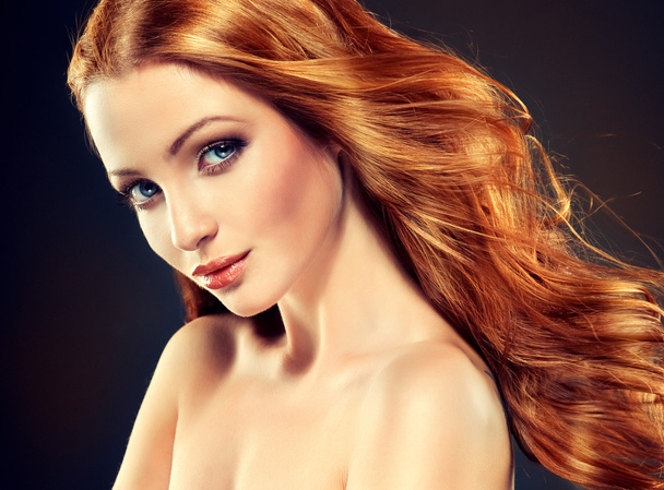 uzun kıvırcık saçlı güzel model - Fotoğraf, Görsel