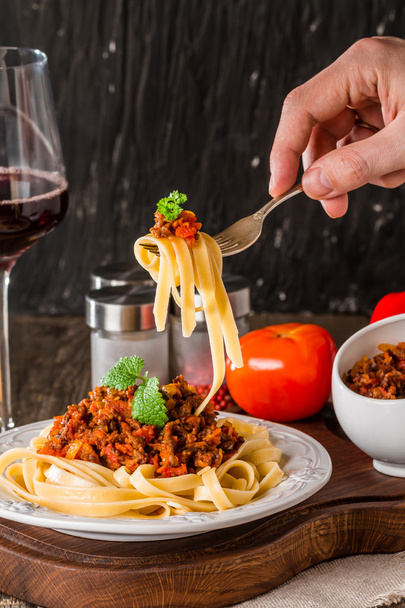 Spaghetti bolognese na białym talerzu - Zdjęcie, obraz