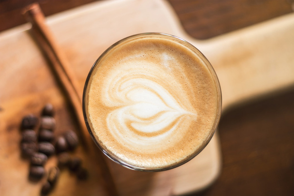 Sydämen muotoinen malli kahvi latte taidetta, Ystävänpäivä BA
 - Valokuva, kuva