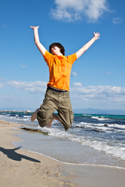 der junge Mann springt ans Meer - Foto, Bild