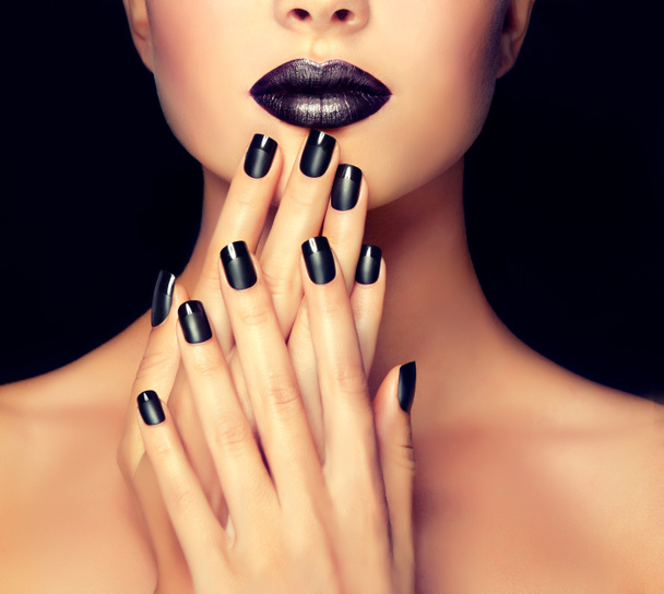 Mooi meisje met zwarte manicure nagels - Foto, afbeelding