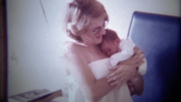Fashionable 70's mother holding newborn baby - Séquence, vidéo