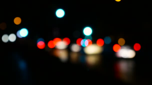 Niewyraźne tylne światła miasta noc ruchu - Materiał filmowy, wideo