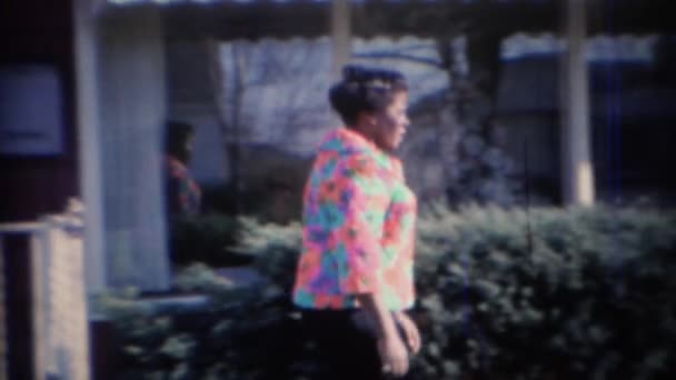 Woman in front yard - Filmati, video