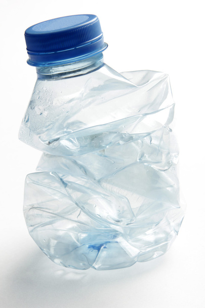 Frasco de plástico triturado para reciclar
 - Foto, imagen