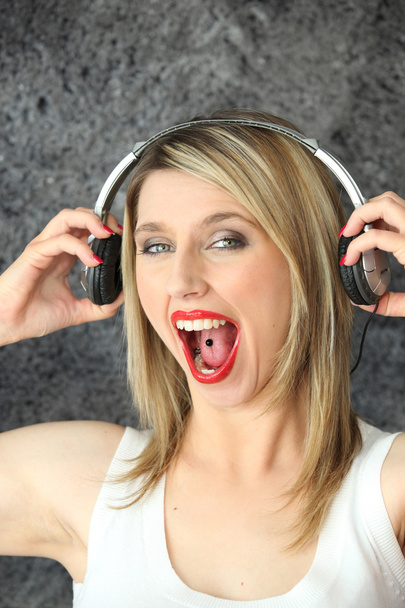 Blonde music fan with piercing in tongue - Foto, imagen