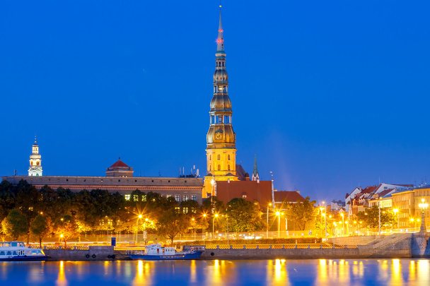 Riga. Vedere la Chiesa di San Pietro di notte
. - Foto, immagini