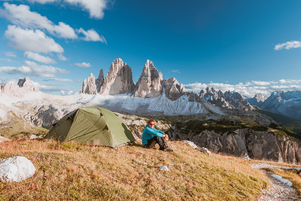 a magas hegyek camping sportember - Fotó, kép