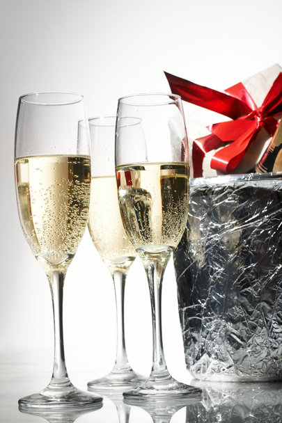 Champagne fluiten en ijsemmer - Foto, afbeelding