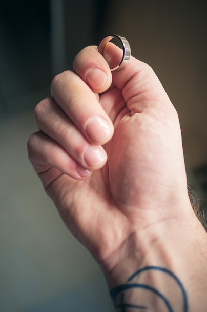 Мужская рука с обручальным кольцом
 - Фото, изображение
