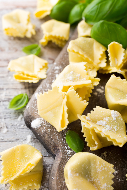 Домашний сырой итальянский сакоттини с зеленым песто
 - Фото, изображение