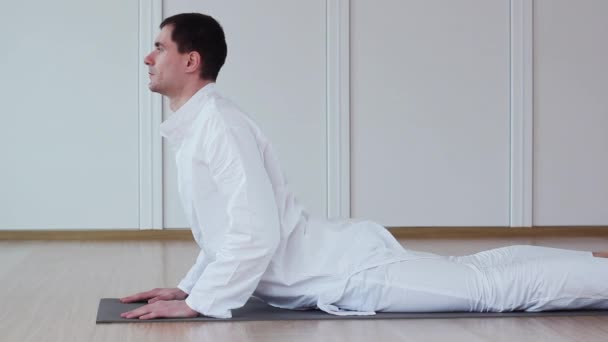 Hombre guapo haciendo yoga. Bhujangasana
 - Metraje, vídeo