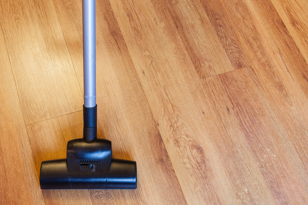 front view vacuuming of laminate by vacuum cleaner - Foto, Bild