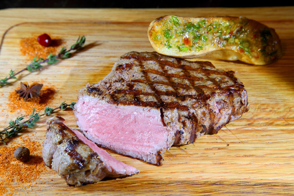 Steak és a sör. Grillezett húsok. Delicious steak-Stock kép - Fotó, kép