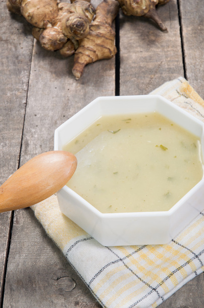 Primer plano de la sopa de alcachofa servida en tazón blanco
 - Foto, imagen