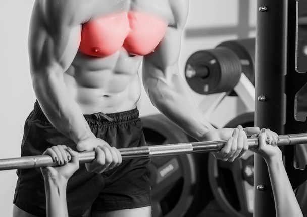 Treinador pessoal com músculos de flexão de barra no ginásio
 - Foto, Imagem
