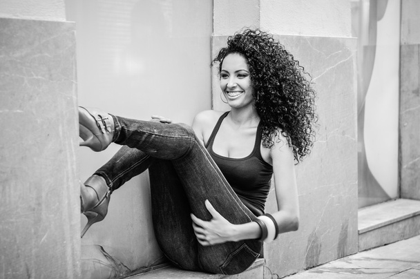 Jeune femme noire, coiffure afro, en fond urbain
 - Photo, image