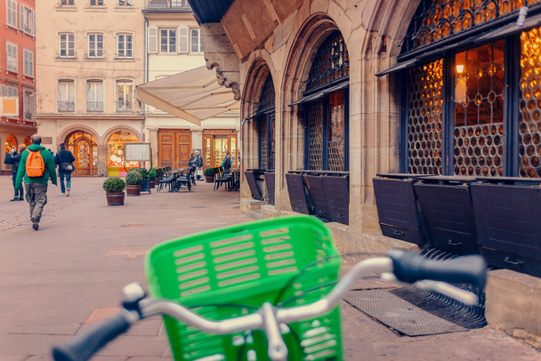 Ποδήλατο με πολύχρωμα πράσινο καλάθι - Φωτογραφία, εικόνα