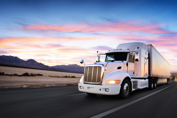 Вантажівка і шосе на заході сонця транспортний фон
 - Фото, зображення