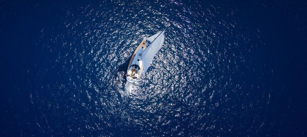 Açık denizde rüzgarlı gün yelken yat şaşırtıcı görünümüne. Drone görünümü - kuşlar göz açısı - Fotoğraf, Görsel