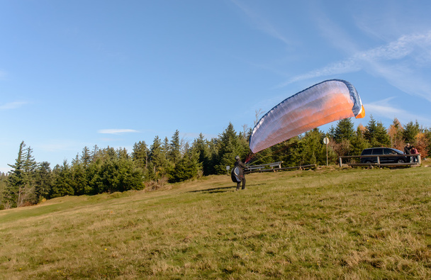 El parapente está empezando. El paracaídas se llena de aire en las montañas día soleado
. - Foto, imagen